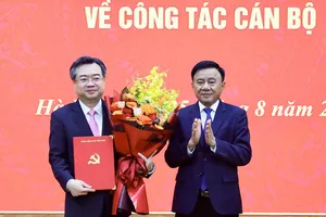 Thường trực Ban Bí thư trao quyết định điều động cho ông Nguyễn Thanh Nghị 