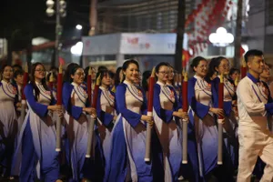 Các đoàn diễu binh, xe pháo quân sự A80 tỏa ra đường phố, chung vui với nhân dân