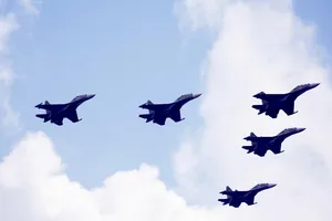 Tiêm kích Su-30MK2 bay lượn trên bầu trời Quảng trường Ba Đình 