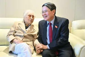 Nguyên Phó Chủ tịch nước Nguyễn Thị Bình nhận kỷ niệm chương Vì sự nghiệp Quốc hội