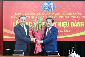 Tổng Bí thư Tô Lâm trao Huy hiệu 45 năm tuổi Đảng tặng ông Phan Đình Trạc