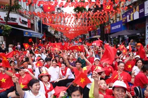 Đường phố Hà Nội rợp bóng cờ hoa, người dân chào đón đoàn các chiến sĩ tham gia diễu binh, diễu hành A80 tại Quảng trường Ba Đình, ngày 27-8.