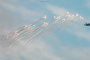 Mãn nhãn màn thả bẫy nhiệt trên bầu trời Ba Đình của 'hổ mang chúa' Su-30MK2