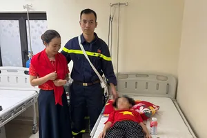 Chiến sĩ Công an TP Hà Nội sơ cứu, giúp nhiều người khi xem lễ A80