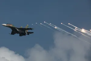 Su-30MK2, Yak-130 chao lượn, thả nhiễu nhiệt trên bầu trời Ba Đình ngày Quốc khánh 