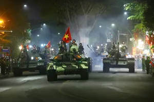 Xe tăng hùng dũng đi qua các ngả đường, sẵn sàng cho lễ diễu binh, diễu hành