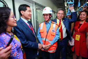 Kiều bào tham quan tuyến metro số 1, Bến Thành - Suối Tiên. Ảnh: NGUYỆT NHI