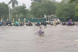 Nhiều nơi ở Hà Nội ngập nặng do mưa lớn lúc sáng sớm