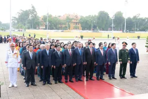 Chùm ảnh: Tổng Bí thư Tô Lâm cùng Lãnh đạo Đảng, Nhà nước và các đại biểu Quốc hội vào Lăng viếng Bác