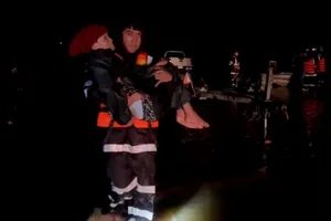 Đà Nẵng: Vượt lũ trong đêm cứu nhiều người già, trẻ nhỏ, 1 thôn vẫn mất liên lạc