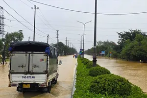 Quốc lộ 1 qua TP Huế tiếp tục bị ngập sâu