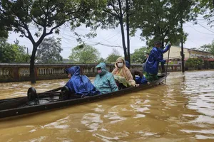 Thủ tướng: Dùng mọi biện pháp, kể cả trực thăng để tiếp tế lương thực, nước sạch cho người dân bị chia cắt do lũ