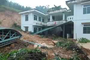 Sau tiếng nổ lớn, nhân viên y tế hô hoán bỏ chạy, đất vùi một góc trạm y tế xã