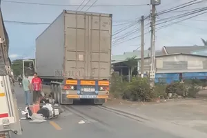 Sụp ổ gà trên Quốc lộ 62, hai cô gái trẻ thoát chết dưới bánh xe container