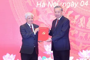 Tổng Bí thư Tô Lâm trao quyết định làm Phó Bí thư thường trực Đảng ủy Quốc hội cho ông Đỗ Văn Chiến