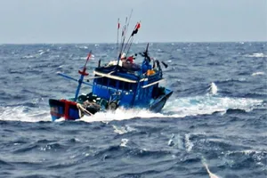Cần ứng cứu khẩn cấp 7 ngư dân trôi dạt trên biển 5 ngày qua
