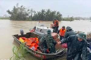 Đắk Lắk: Khẩn cấp cứu hộ, tiếp tế lương thực cho người dân vùng lũ