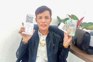 Kẻ chuyên dùng vàng giả đổi vàng thật bị bắt