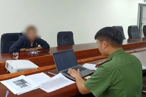 Công an làm việc với người chia sẻ bài viết phản động của Lê Trung Khoa. Ảnh: CA