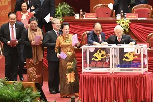 Lãnh đạo Đảng và Nhà nước bỏ phiếu bầu Ban Chấp hành Trung ương tại Đại hội XIII của Đảng. Ảnh: TTXVN