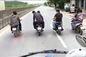 Nhóm thanh niên đầu trần dàn hàng ngang trên quốc lộ 1A