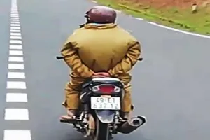 Truy tìm người đi xe máy 'làm xiếc' khi xuống đèo Prenn