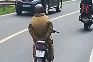 Đã tìm ra thanh niên chạy xe máy bỏ hai tay khi đổ đèo Prenn