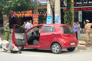 Tài xế mở cửa ô tô bất cẩn làm nữ sinh bất tỉnh tại chỗ