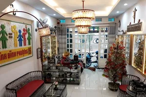 Ngôi nhà đặc biệt với nội thất làm từ 10.000 chai thủy tinh