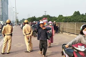 Thi nhau dắt xe máy ngược chiều trên phố Hà Nội