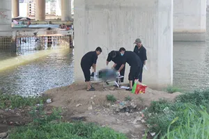 Đang câu cá hoảng hốt phát hiện xác chết nổi trên sông