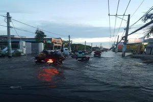 Đường Lê Văn Lương biến thành sông vì triều cường