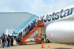 Máy bay đi Cam Ranh phải hạ cánh ở Tân Sơn Nhất do mưa bão