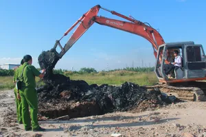 Cảnh sát môi trường đào điểm nghi chôn trộm rác ở Nhà Bè