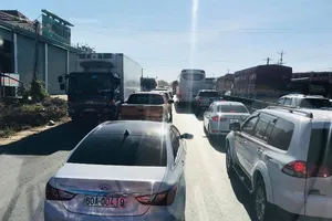 Vào TP.HCM sau Tết: Một tiếng nhích một cây số trên QL1