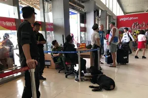 Rút súng như phim hành động tại sân bay Tân Sơn Nhất 