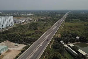 Nhiều xe 'lạc lối' trên cao tốc vì… không có bảng chỉ dẫn