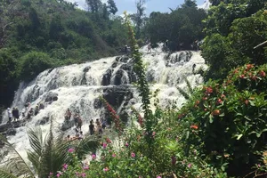 Độc, lạ thác 5 tầng hút khách du lịch dịp lễ ở Đắk Nông