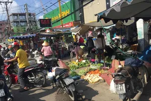 Buôn bán tự nhiên ngoài đường như chợ nhà mình