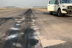 Vật thể lạ xuất hiện trên đường băng sân bay Nội Bài