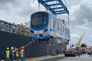 Chùm ảnh: Tàu metro số 1 chính thức lộ diện ở cảng Khánh Hội