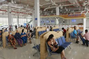 Đang làm lễ khai trương bến xe Miền Đông mới