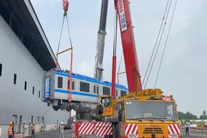 Đang ráp đoàn tàu metro 1 lên depot Long Bình