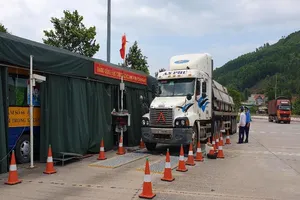 Nhân viên trạm cân khốn đốn vì nhiều tháng không lương