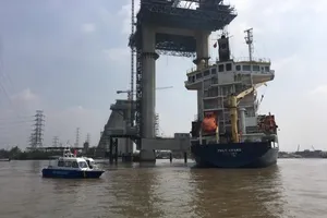 Sẽ điều tra vụ tàu container đâm gãy cẩu tháp cầu Phước Khánh