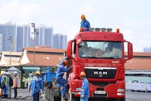 Cận cảnh bốc xếp các toa tàu số 2 của tuyến metro số 1