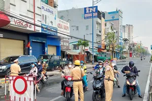 Hình ảnh đường phố TP.HCM ngày đầu thực hiện cách ly triệt để
