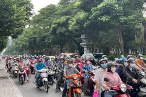 Ngày đầu nhiều công ty hoạt động trở lại, các tuyến đường ở TP.HCM đông kín 