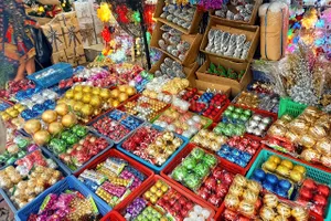 Khách 'thắt chặt hầu bao', thị trường Giáng Sinh trầm lắng