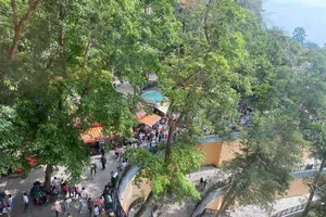 Tây Ninh: Sắp hết tháng 2 Âm lịch, núi Bà Đen vẫn rất đông